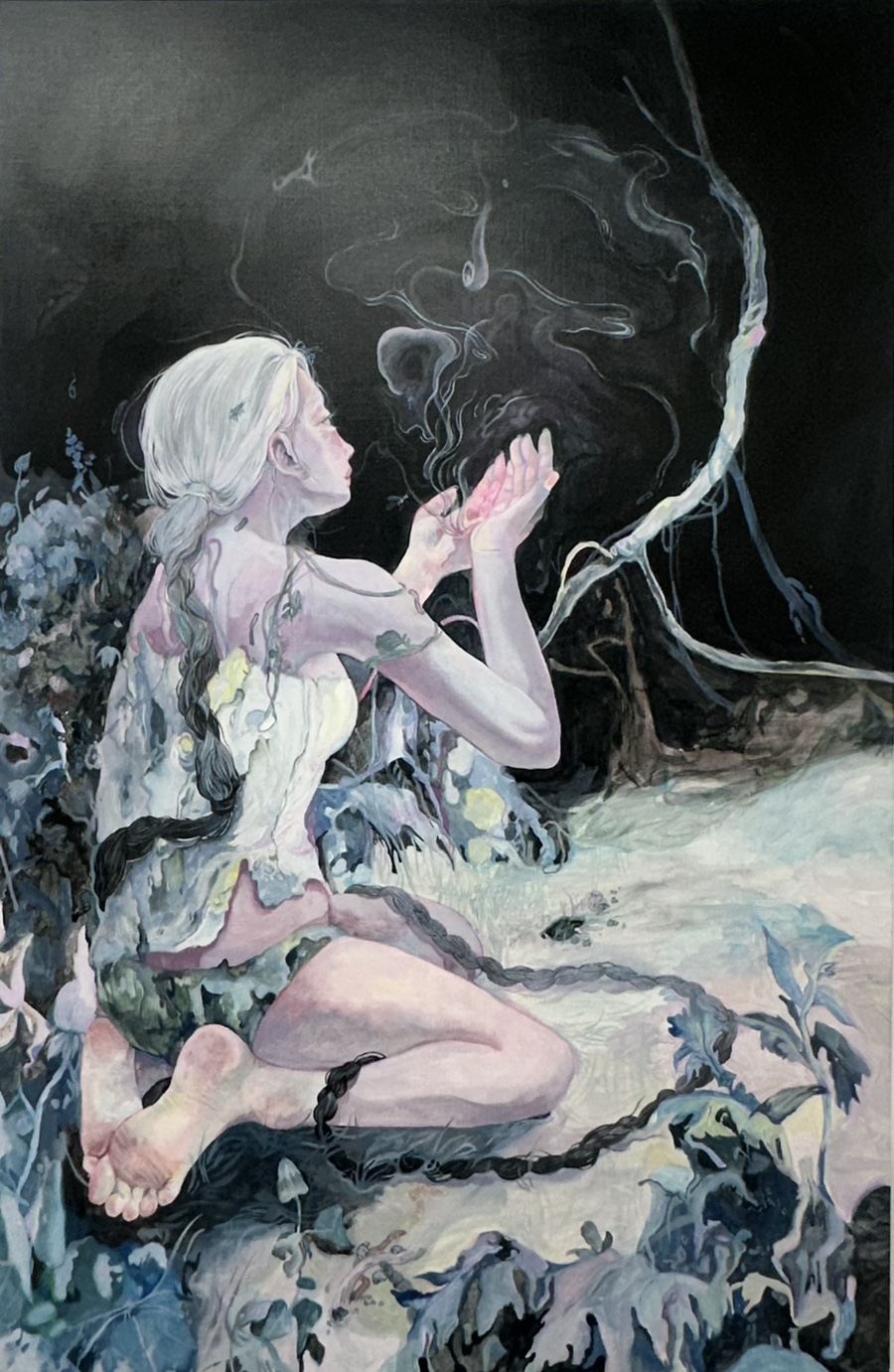 &lt;염원, acryliconcanvas, 100×65cm, 2025 &gt; 어둡고 고요한 공간 속에서 염원하는 인물. 손에선 타다 남은 재의 연기가 뭉근히 피어오른다. 하얗게 변해버린 머리카락에선 시간의 흐름을 나타내고 땋은 머리를 몸에 둥글게 감은 모습은 연결되고자하는 인물의 강한 집념을 나타낸다. 나무 껍질과 비슷한 옷은 지의류로 균류와 식물의 공생체를 의미한다. 이 둘은 서로를 의지하면서 살아간다. 