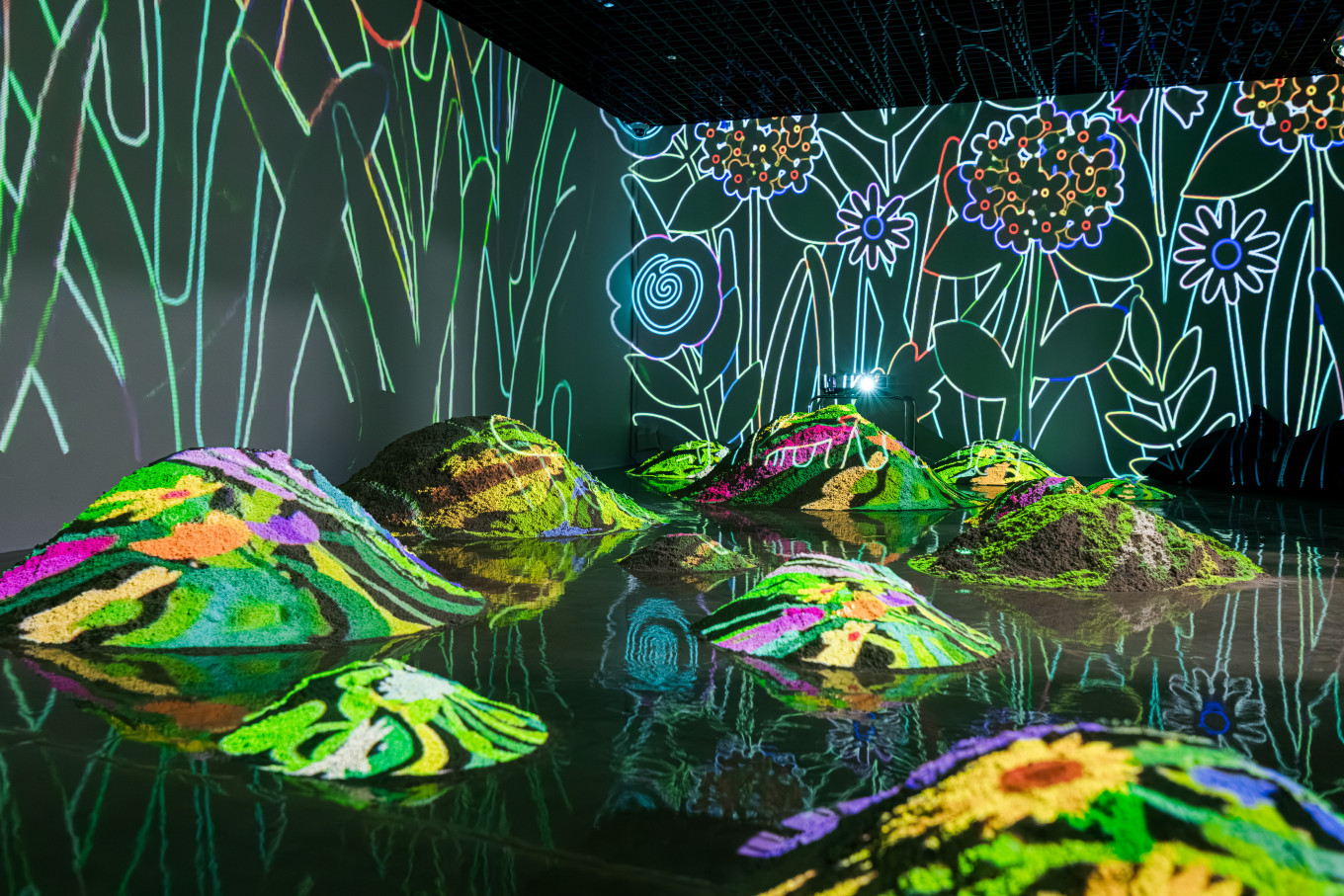 이상한 나라의 섬, 섬 / Projection mapping, sand, 3min movie / Installation / 2026