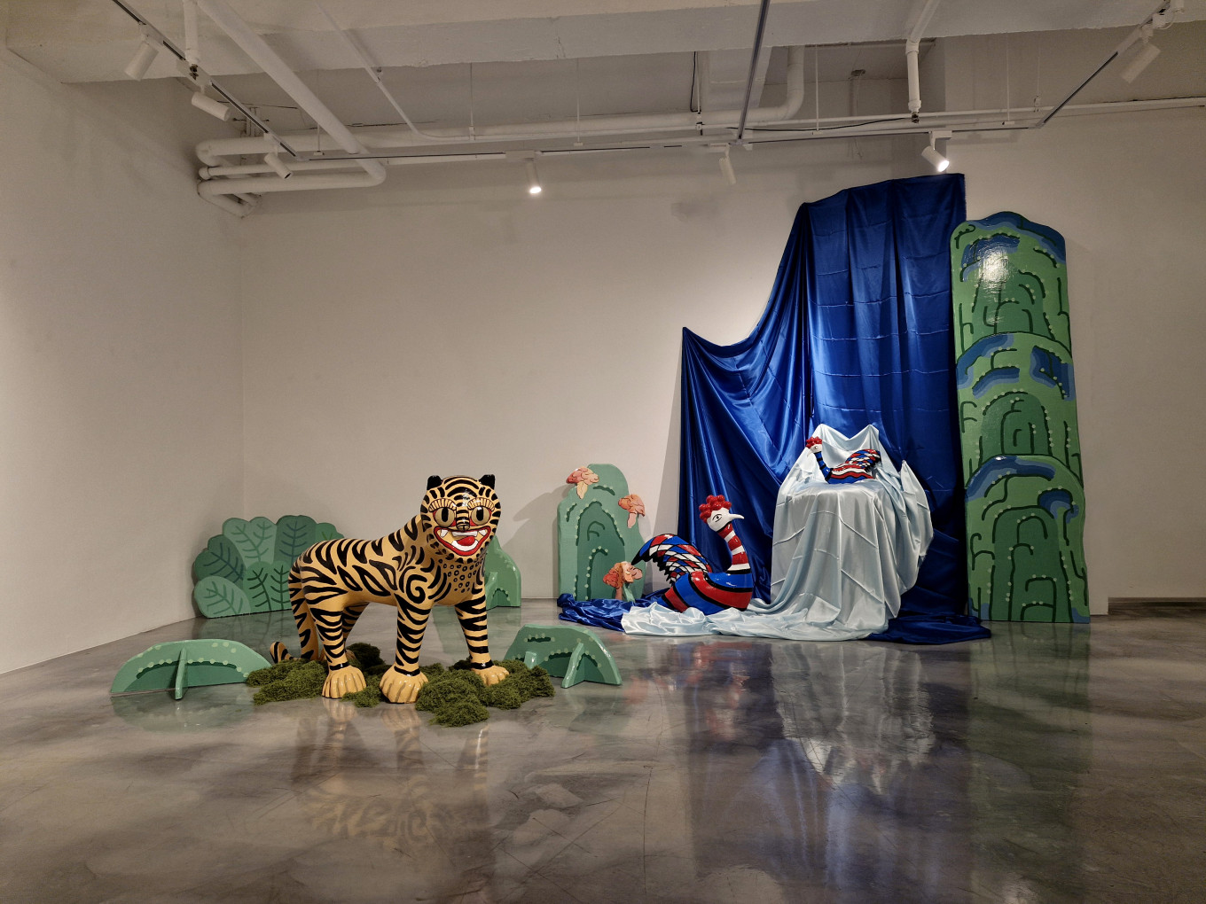 이상한 나라의 민화이야기_숲 속 / Polystyrene, Acrylic color / Installation / 2026