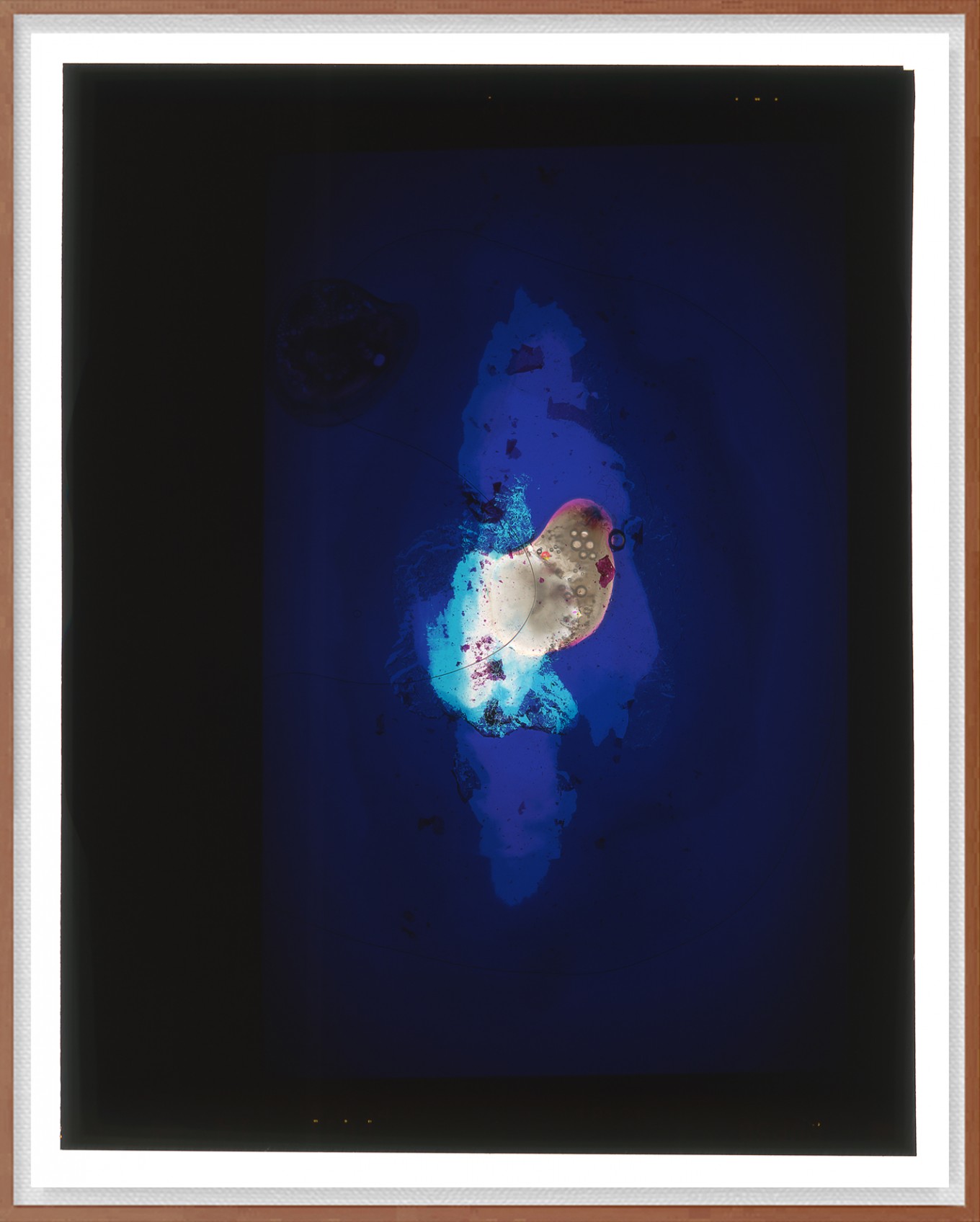 film069 - 불특정한 대상을 촬영한 아날로그 필름을 변형 시키거나 후조작 하여 전혀 다른 문법의 이미지로 변화 시킨 작품입니다.