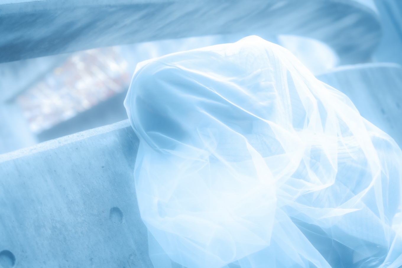 부재를 인식한다는 것은 존재하였던 것을 기억하는 행위이며, 그 반복속에서 애도는 지속된다. 