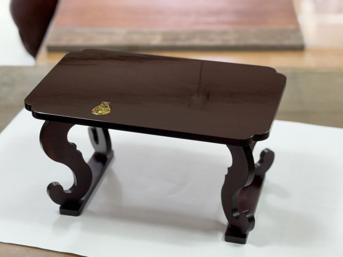 개다리소반에 자개와 옻칠을 함