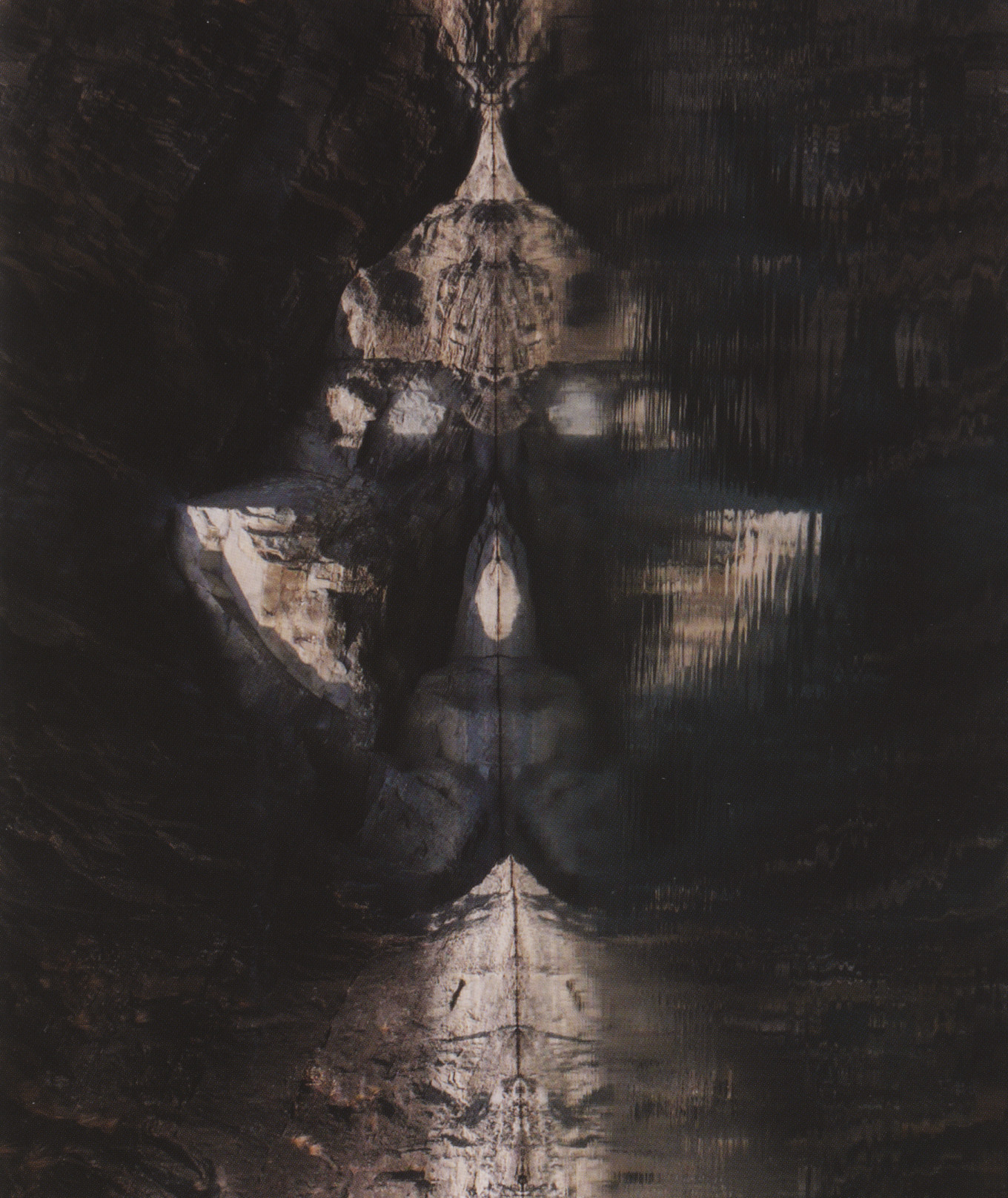 물에 반영된 형상을 세워서 투구를 쓴사람의 모습을 보게함.